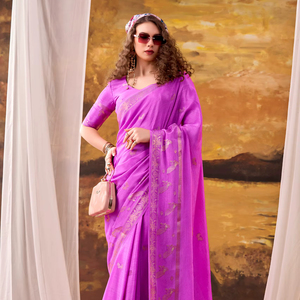 Elegante Saree Tradicional de Crepé con Rico Trabajo de Tejido y Blusa - Product Image 1