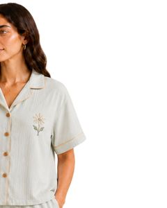 Ensemble de pyjama pour femme personnalisé en vert sauge clair, manches courtes, boutonné, vêtements de nuit, broderie florale, doux, respirant, pour l'été - Product Image 4