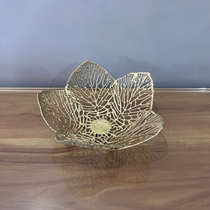 Cuenco decorativo con forma de hoja dorada, bandeja de metal para frutas, elegante centro de mesa, decoración para el hogar - Product Image 1