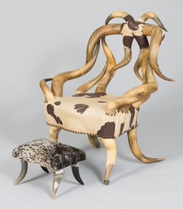 Fauteuil artisanal en corne de buffle avec revêtement en cuir de vache, thème animal naturel, objet décoratif, artisanat d'art, objet de collection - Product Image 1