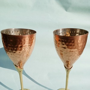 Verre à vin au design martelé classique, parfait pour servir des cocktails, du vin et des boissons dans les restaurants, les bars et lors d'événements. Vaisselle d'Inde. - Product Image 5