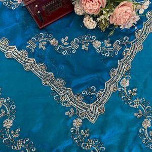 Sari de seda de diseñador con adornos de cuentas y lentejuelas es un lujoso vestido étnico diseñado para bodas y recepciones. - Product Image 4