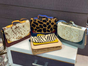 Sac de mode vintage multicolore en cuir véritable pour femme à sangle unique en cuir recyclé imprimé bonbons et animaux avec doublure en nylon - Product Image 4