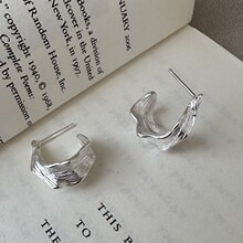 Pendientes de arco con textura de diseño exclusivo en plata de ley S925, versión coreana, estilo retro coreano, joyería para las orejas, venta al por mayor. - Product Image 2