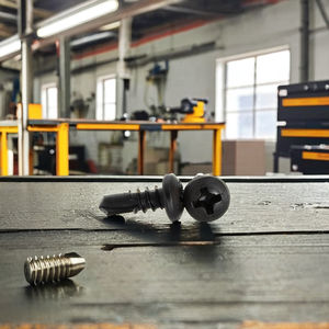 Vis PDC 11 à tête cylindrique, embout Phillips, avec rondelle, en acier au carbone revêtu noir, filetage standard classe 4.8/6.8, 1 pouce - Product Image 1