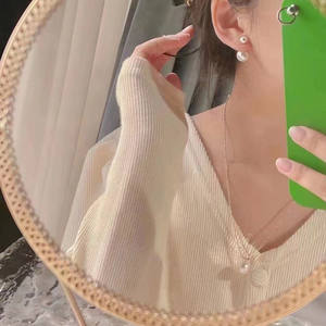 Boucles d'oreilles classiques en perles d'eau douce de style reine, polyvalentes, simples, à double design détachable - Product Image 4