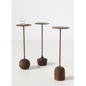 Mesa decorativa con peso de hierro fundido Stratum |   Soporte de Pedestal Ultrafino Personalizado B2B para Proyectos Hoteleros - Product Image 1