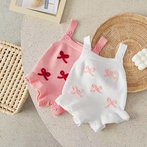 Ensemble adorable pour bébé : salopette en jean, t-shirt à manches courtes avec applique ours et chapeau pour nourrissons et tout-petits - Product Image 5