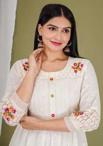 Kurti moderne en coton tissé blanc 100 % pour femme, style mini, col halter, broderie florale, manches trois-quarts, col rond, coupe classique - Product Image 3