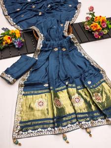 Sari en soie rose brodé à la main, robe indienne traditionnelle avec bordure dorée pour les mariages et les fêtes - Product Image 4