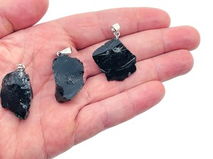 Pendentif en obsidienne noire naturelle brute, vente en gros de bijoux en pierre précieuse obsidienne noire - Product Image 2