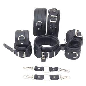 Conjunto de Arnés de Bondage de Cuero con Esposas, Collar y Conectores - Product Image 2