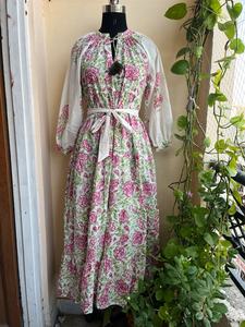 เดรสยาวลำลองลายดอกไม้ผ้าฝ้ายสำหรับผู้หญิง แต่งสีสันแบบ Color Block พร้อมเข็มขัด แขนยาว ทรง Tiered มีกระเป๋า ราคาโรงงาน - Product Image 3