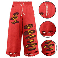 Ensemble survêtement Glory Zone personnalisé, comprenant un sweat à capuche rouge surdimensionné effet vieilli et un pantalon cargo jogger, avec détails découpés et accents décoratifs