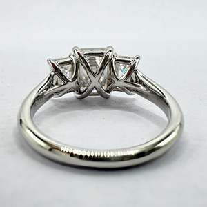 Anillo de Diamantes Cultivados en Laboratorio con Corte Esmeralda de 2.90CTW en Oro Blanco de 18K, Certificado IGI, Anillo de Compromiso de Tres Piedras - Product Image 6