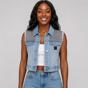 Gilet en jean pour femme de haute qualité, fabriqué en denim résistant, avec un look sans manches élégant, des poches sécurisées et une coupe confortable. - Product Image 1