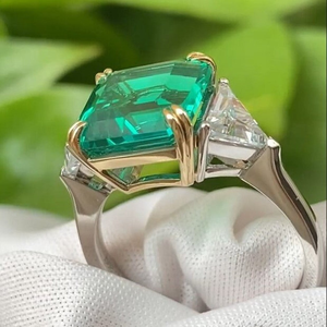 Anillo de compromiso de oro blanco de doble engaste con moissanita verde talla Asscher y piedras laterales de corte triangular, anillo de oro macizo de 10K - Product Image 3