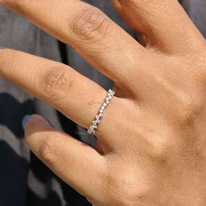 Alianza DE BODA minimalista de oro blanco sólido de 18 quilates, moissanita de corte brillante redondo con estilo en zigzag de media eternidad para regalo de aniversario - Product Image 1