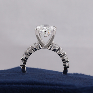 Anillo con 6 Diamantes Ovalados Cultivados en Laboratorio, Halo Oculto, Banda Pavé con Puntas en U, Certificado IGI - Product Image 4