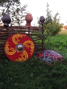 Bouclier Viking en bois fait main avec embout en acier inoxydable, motif nordique rouge, personnalisable OEM, qualité industrielle, pour la chasse en extérieur - Product Image 2