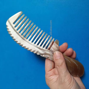 Peine de Cuerno de Búfalo para Masaje de Salón Personalizado, Aspecto de Lujo para Mujer, de Falak World Export - Product Image 1