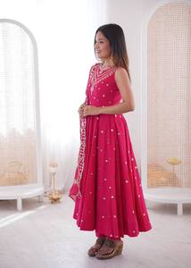 Élégante combinaison Anarkali sans manches en soie romaine avec broderies et pantalon palazzo – Collection de tenues de fête - Product Image 4