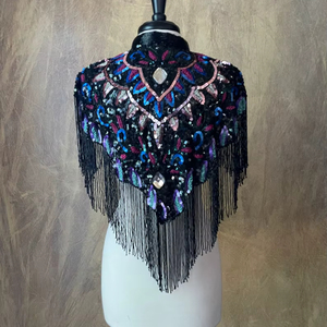 Cape d'épaule de luxe argentée, perlée à la main, avec longues franges à pampilles et broderies complexes, pour scène nuptiale ou stylisation mode - Product Image 1