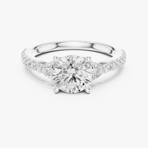 Anillo de compromiso de oro amarillo de 9K al por mayor con diamante cultivado en laboratorio de corte redondo de 1.50 quilates y tres piedras pavé con piedras laterales en forma de pera - Product Image 1