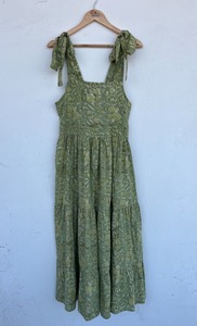 Vestido maxi sin mangas con estampado floral verde y corte en A, con dobladillo escalonado, estilo bohemio, casual de verano, ajuste holgado, con tirantes para atar en los hombros. - Product Image 3