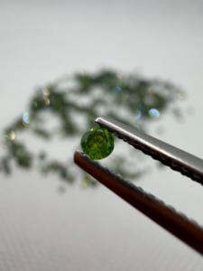 Diamante Natural Suelto, Corte Brillante, Grado AAA, Color Verde Irradiado, Efecto de Color/Fuego, Tamaño Melee 1-3mm, Para Fabricación de Joyería Personalizada - Product Image 3