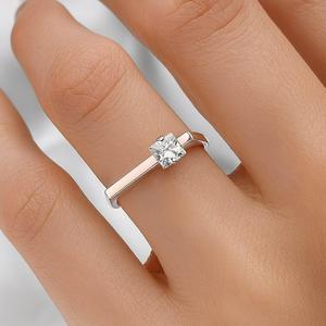 แหวนหมั้นเพชรโมอิสซาไนต์ทรงปรินเซสคัทสำหรับผู้หญิง ทองคำแท้ 18K ชุบทองคำชมพู ดีไซน์เรียบหรูแบบมินิมอล ตัวเรือนแบบหนามเตย รูปทรงเรขาคณิต - Product Image 3
