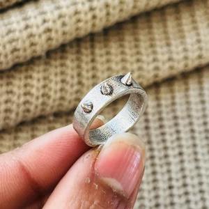 Bague gothique à pointes en laiton plaqué argent, style punk et motard, vente en gros pour hommes - Product Image 6