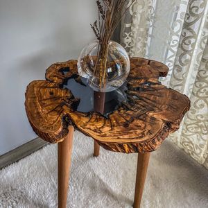 Table d'appoint artistique en bois et résine avec bord naturel et design rivière en époxy, pièce décorative artisanale - Product Image 1