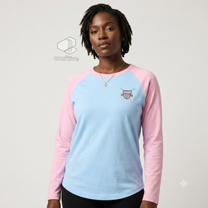 Camiseta Raglán Gamma Phi Delta para Mujer, Bordada, Casual, Rosa y Azul en Contraste, Manga Larga, con Escudo Bordado y Bloques de Color - Product Image 5