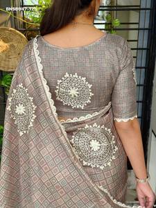 Ensemble Saree et Blouse Traditionnel Indien en Coton Tussah avec Imprimé Numérique et Broderie Main Katha-Work – Collection Saree Love - Product Image 3