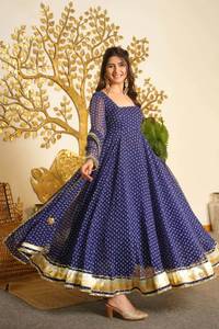 Ensemble prêt-à-porter Anarkali en faux georgette avec dentelle Gota Patti imprimée numériquement, orné de Latkan fantaisie, comprenant un haut, un pantalon et une dupatta. - Product Image 1