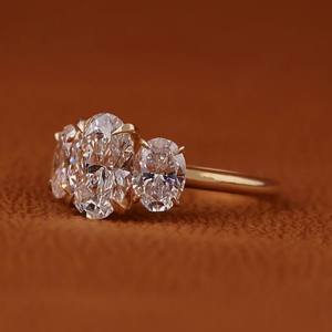 Anillo de Compromiso de Plata de Ley 925 con Tres Piedras de Moissanita de Corte Brillante Redondo, Estilo Vintage, Engaste de Garras, Joyería Duradera para Mujer - Product Image 4