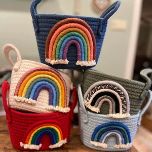 Cesta de macramé con diseño de arcoíris, ideal para la habitación de los niños, para guardar objetos y como regalo, con un diseño colorido y divertido, procedente de la India. - Product Image 1