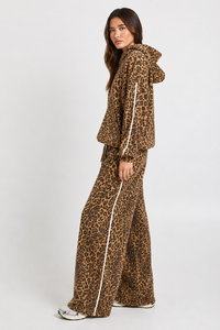 Ensemble de survêtement 2 pièces original pour femme, imprimé léopard, comprenant un sweat à capuche court et un pantalon de jogging décontracté à jambe large et doux pour femme - Product Image 6
