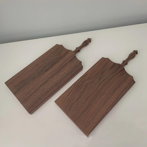 Planche à découper vintage en bois de noyer, avec une structure artisanale et une poignée élégante à embout en forme de tige, idéale pour couper les légumes. - Product Image 3