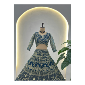 Lehenga con Lentejuelas de Red de Mariposa y Bordado con Cordón, Traje Étnico Festivo de Diseño para Bodas y Fiestas Indias - Product Image 5