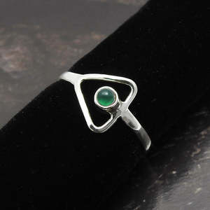 Bague en onyx vert naturel sertie d'argent sterling 925, bijou bohème tendance en argent estampillé avec pierre ronde - Product Image 4