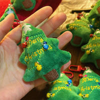 Porte-clés en peluche en gros en forme de sapin de Noël avec pendentif clochette pour cadeau d'amitié et décoration de sac à dos d'étudiant