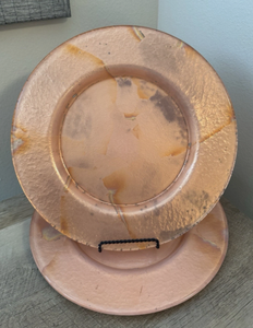 Assiette de présentation métallique texturée effet marbre, couleur or rose vieilli, style vintage, avec base en cuivre vieilli or rose - Product Image 1