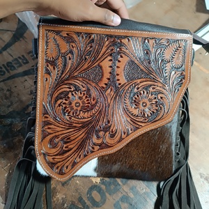 Bolso Bandolera de Cuero Genuino 100% con Flecos y Estampado Animal, Estilo Occidental Único, con Detalles en Piel de Vaca y Diseño Vintage - Product Image 1