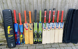 Bate de Críquet de Hoja Larga de Salgueiro Inglés de Calidad Premium con Mango de Caña - Ecológico, Ligero, Duradero, Agarre Multicolor para Jugadores - Product Image 6