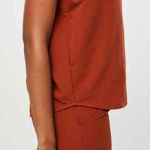 Uniforme Clínico de Alta Calidad con Diseño Ergonómico, Abertura Lateral para Mayor Movilidad, Traje de Asistente para Mujer - Product Image 5
