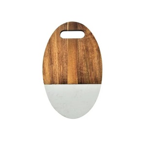 Planche à découper en bois de forme rectangulaire avec poignée pour couper les légumes et la viande, artisanale, fabriquée à partir de bois naturel - Product Image 3