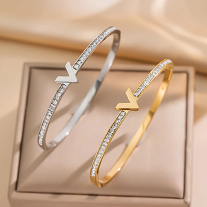 Brazalete con Letra V en Oro Amarillo y Diamantes Cultivados en Laboratorio, Brazalete con Inicial Monograma en Oro y Diamantes Cultivados en Laboratorio - Product Image 5