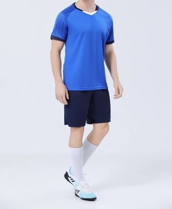 ชุดเสื้อฟุตบอลคอวีสีขาวสำหรับผู้ชาย พร้อมกางเกงขาสั้นสีกรมท่า ผ้าโพลีเอสเตอร์ซับเหงื่อ ระบายอากาศได้ดี ทรงสปอร์ต เหมาะกับทุกฤดูกาล พิมพ์ลายแบบ Sublimation - Product Image 2